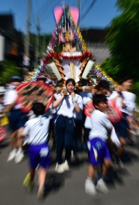 03夏優秀賞　「山車が行く」　駒形政則　
